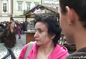 زیبا با یک سالخورده در تمرینات صبح