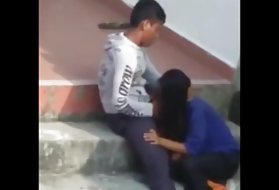هنرمند گربه را در مورد گربه با یک دوست دختر بور بلعید