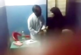 دو دختر جذاب در رابطه با گروهی با یک ورزشکار جوان مشغول به کار هستند