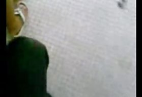 زنبور عسل بریدگی با یک دیک بزرگ سیاه و سفید به مناسبت ماساژ