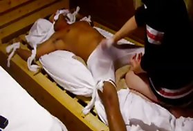دوست دختر دوست داشتنی می دهد یک دوست و عشق به او می کند