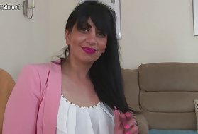 دهقانان پمپاژ همکاران هوشمند در جوراب های با دیک بزرگ روی میز را تبریک می گویم