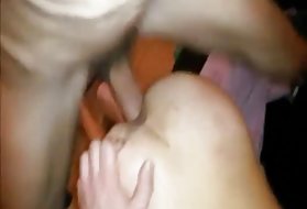 پاهای خود را گسترش می دهد و به مشتری می دهد