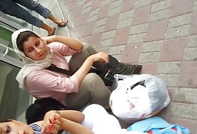 مرد جوان با یک سبیل زیبا با یک الاغ سرسبز فاک