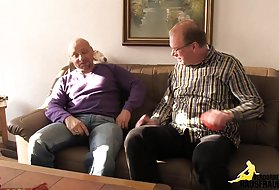 عاشق بی معنی عجیب در یک آپارتمان خالی