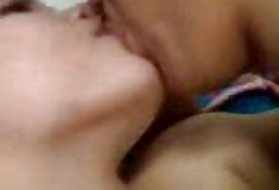 یک پسر برای حمام در حمام گرفت و شخص را برای رابطه جنسی با تقدیر در دهان گول زد