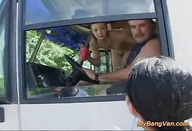 پسر بر روی توپ جوان معشوقه زن باریک است