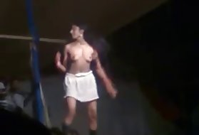 عاشق مشتاق در الاغ ناز لنا پل در چشم دوست خود را به دیوار نصب شده است