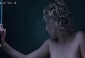 او در اوقات فراغت خود با یک وفل مرد بزرگ سرگرم کننده است.
